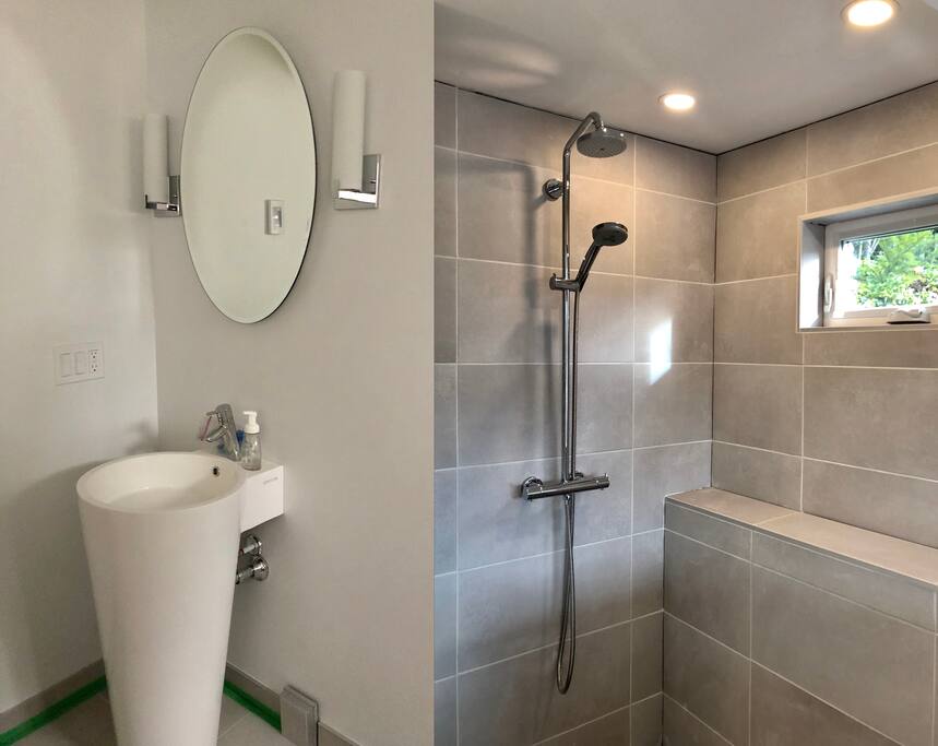 Luxurious Bathroom with Spacious Shower