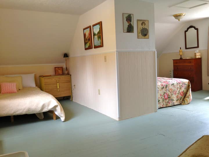 Veľké horné poschodie je oddelené súkromnou stenou, ktorá oddeľuje dve priestory na spanie.