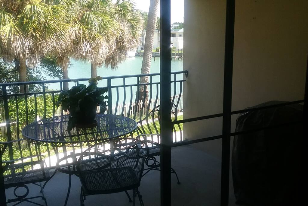 Awsome intercoastal view balcony also has an electric grill :)