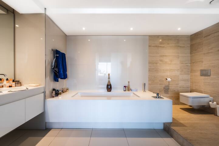 Modern Penthouse apartment in the City gallery image 2