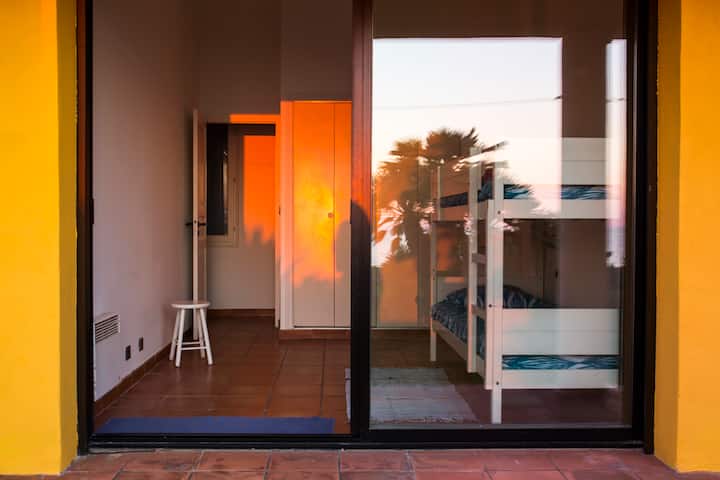 ห้องที่สามพร้อมเตียงสองชั้น ห้องวิวทะเลแบบพาโนรามา (รูปถ่ายที่ทำในเดือนกุมภาพันธ์)