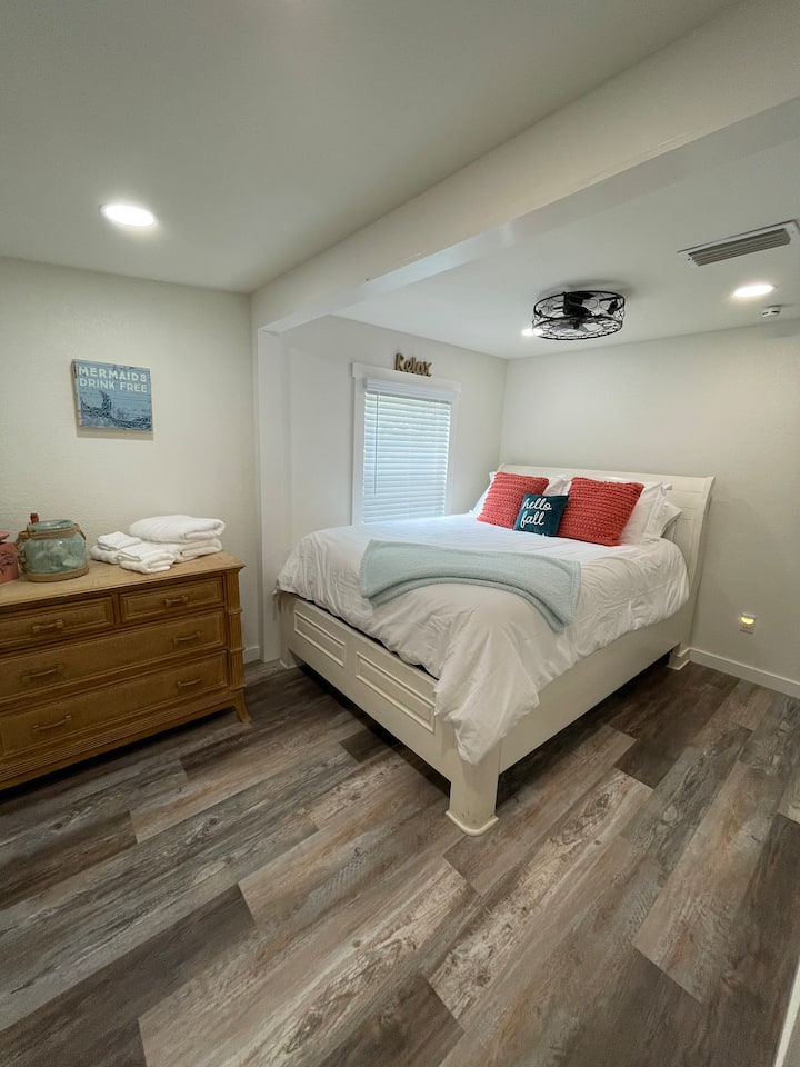 Second bedroon with queen bed