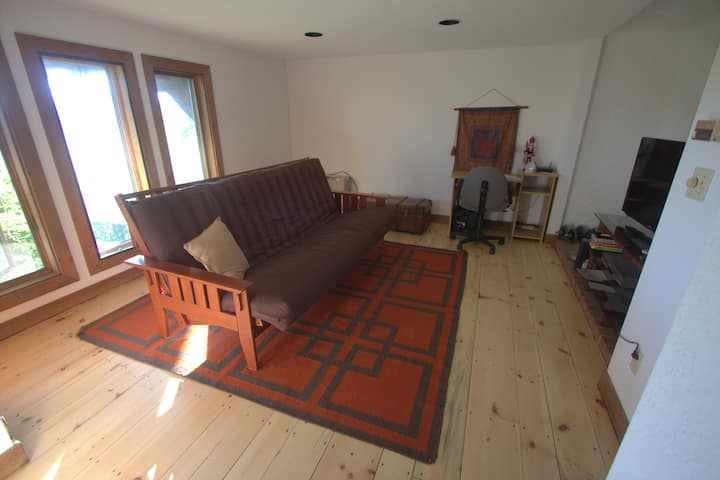 TV soba/futon koji se otvara za madrac za veći bračni krevet