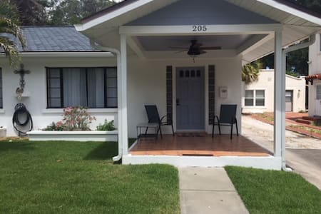 Cozy Cottage R-Steps to Riverwalk/Close to Beaches