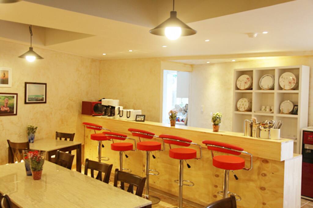 휴게실입니다! 저녁에는 바베큐 파티장으로 변신!
This is our lounge where we eat BBQ.