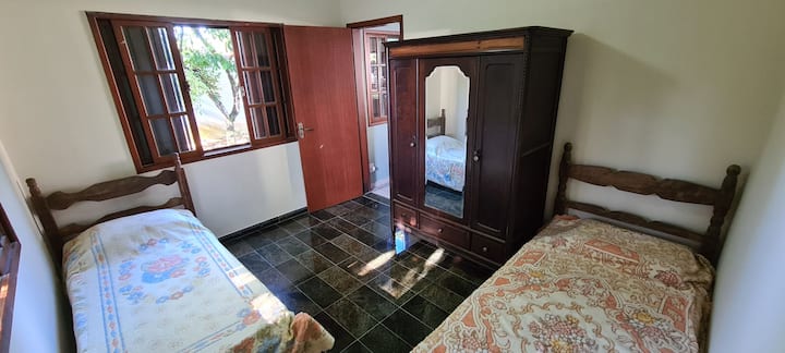 Quarto 2 - Duas camas de Solteiro, teto fan.