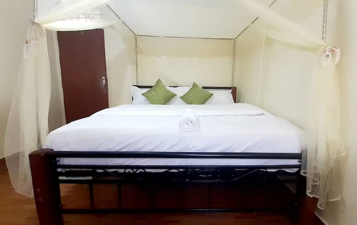 Krevat dopio "king size 6x6" me çarçafë dhe peshqirë të bardhë