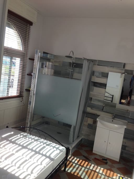 Chambre indépendante avec douche