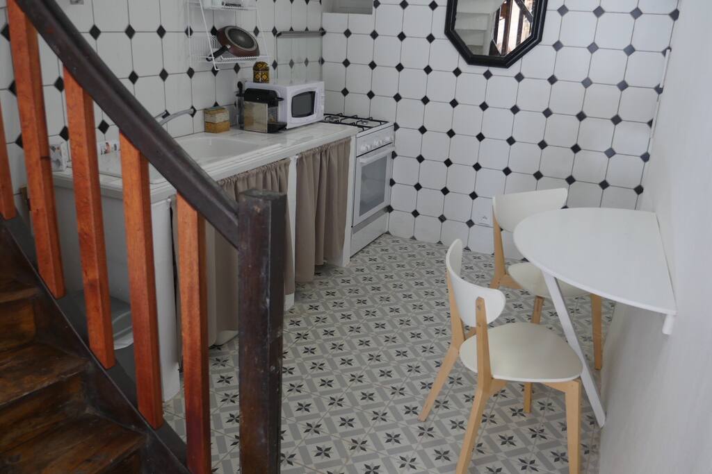 Cuisine équipé avec frigo, gazinière, microondes
