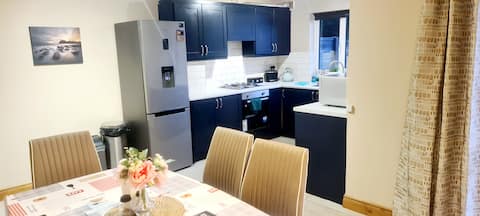 Cheerful 3 bedroom spacious house close to Airport