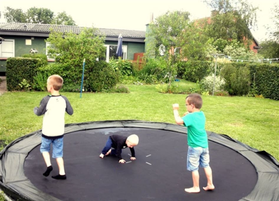 Nedgravet trampolin i baghaven