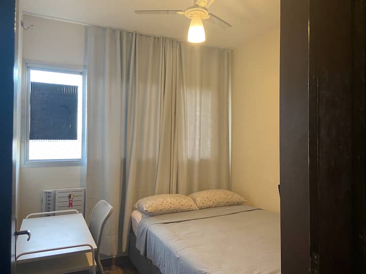 Habitación doble, con aire acondicionado, oscura y cómoda para que tengas una gran noche de sueño.