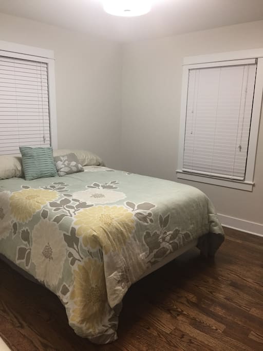 Room 1: Queen size bed
