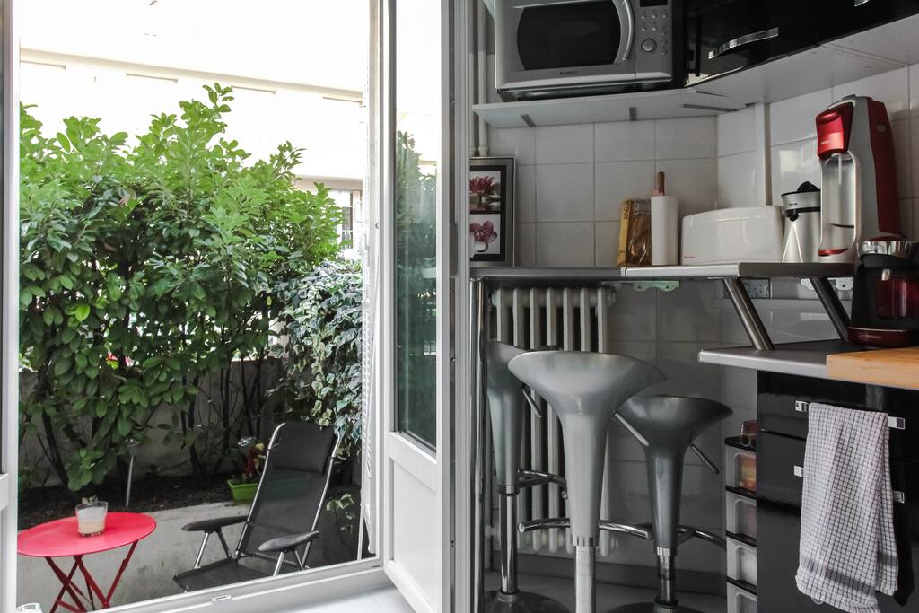 Cuisine avec mange debout et vue sur la terrasse