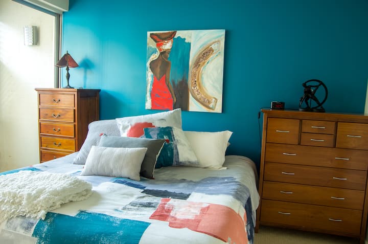 Dhoma kryesore e gjumit - Krevat "Super king" dhe banjë brenda dhomës - shtroja cilësore.