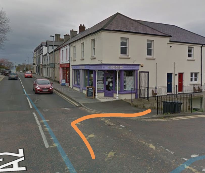 61 Ann Street location. At Homemade Beautiful the narrow roadway leads to the apartment. This is parallel to the entrance to Ann Street carpark.