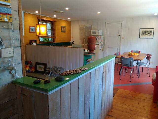 Moggs Beach Garden House gallery image 2