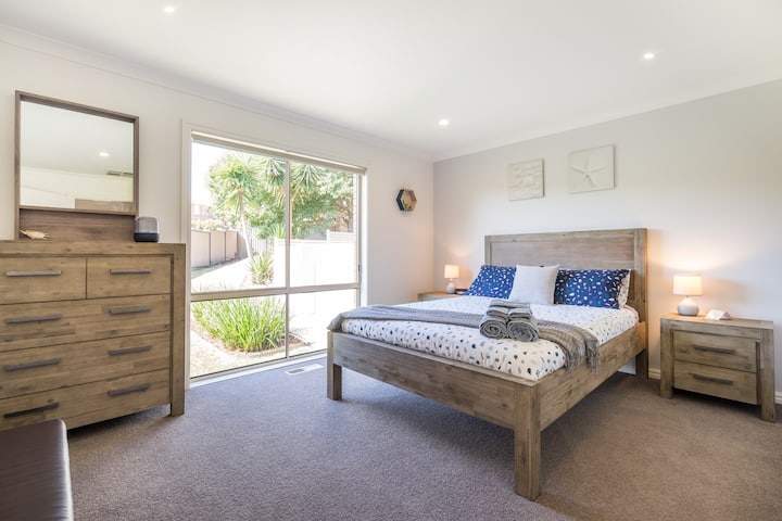 Dhomë gjumi dopio "queen" në katin e poshtë 