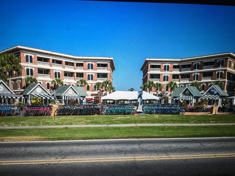 Chill' Inn. A Perfect resort location on ideal 30-A. Walk to the beach. Restaurants, bike rental, live music and Ice cream/candy store.