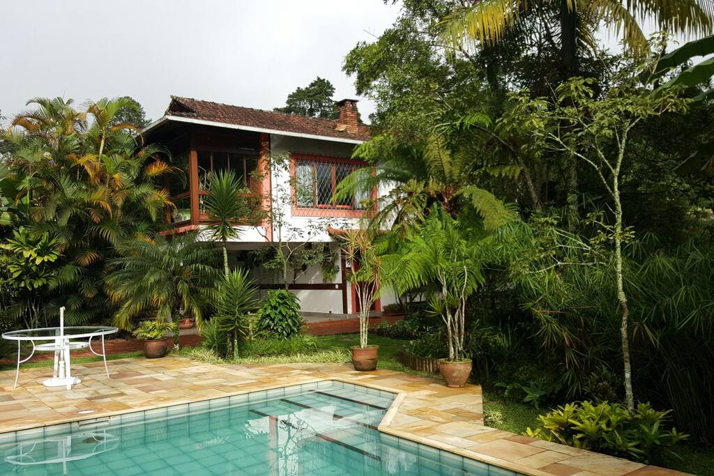 jardim e piscina