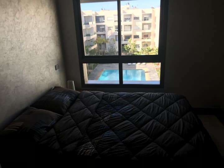 Спалня 3 спални с климатик, голямо двойно легло и директен изглед към басейна, много добро качество, чисто, удобно и антибактериално спално бельо. 