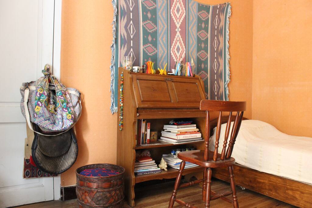 Otra vista de habitación con cama individual.