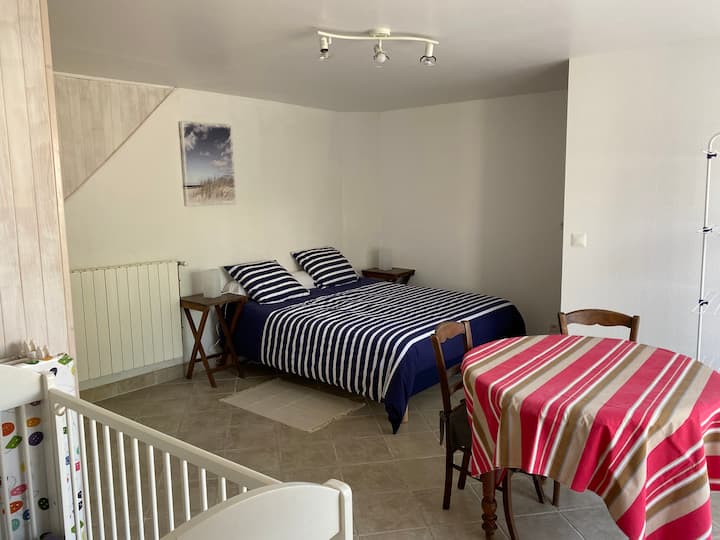 1 lôžko s rozmermi 160 x 200 cm.

1 perina 240 x 220 cm.

1 detská postieľka s barmi.