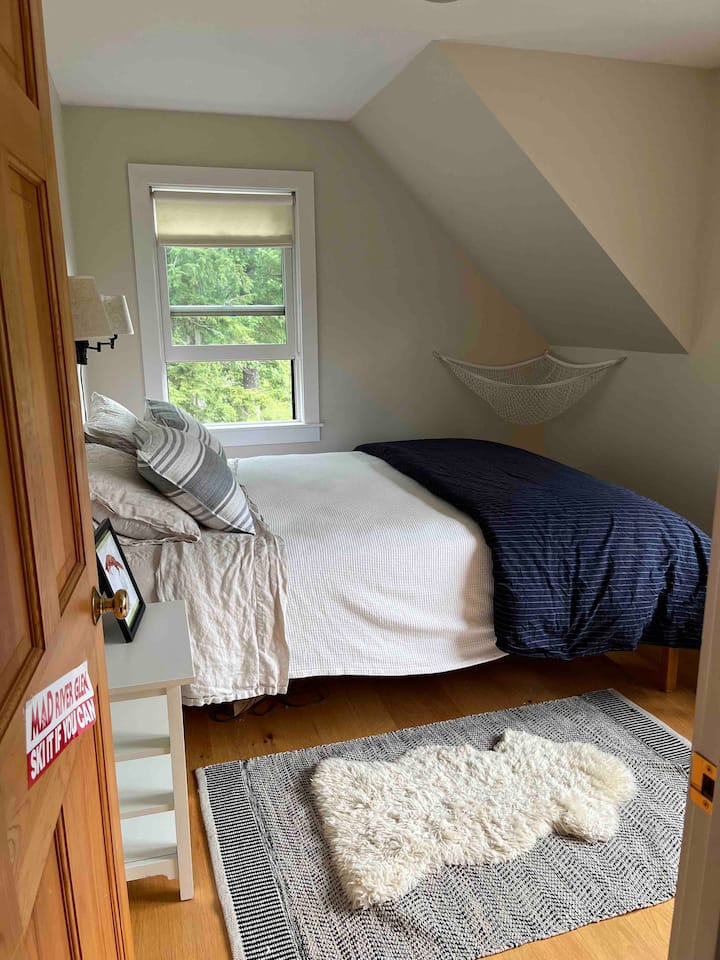 Segundo dormitorio con cama tamaño queen.