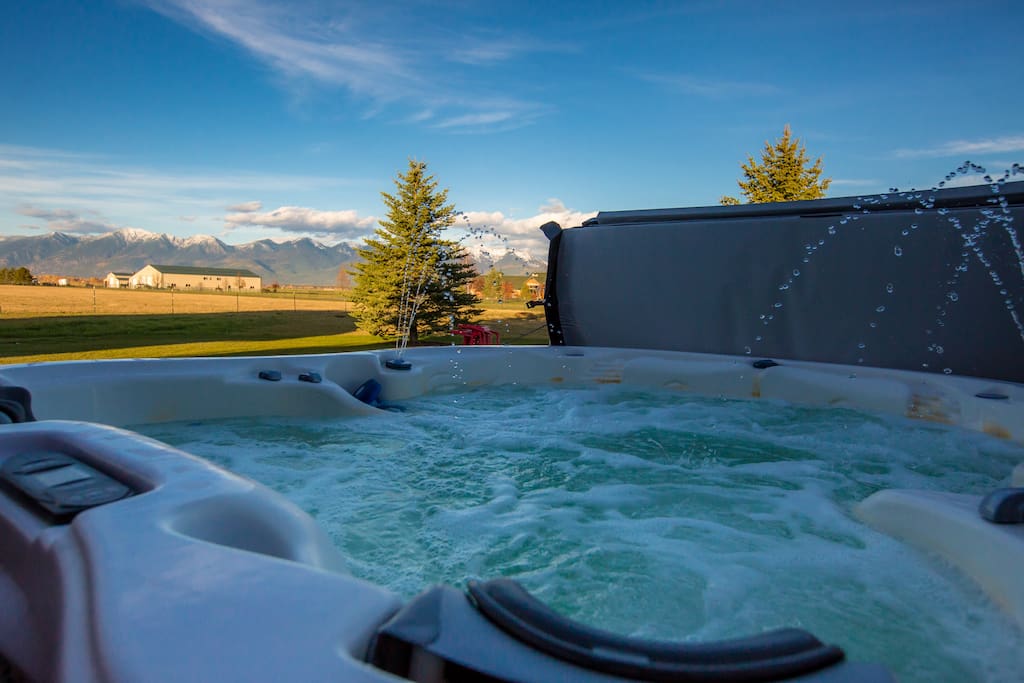 Luxurious Hot Tub, Seats 7-8. LED lights, jets, fountain and waterfall