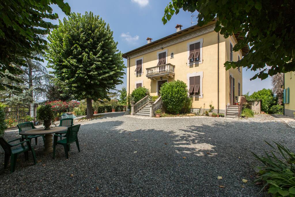 the facade of the house and the inside garden - la facciata della casa e il giardino interno