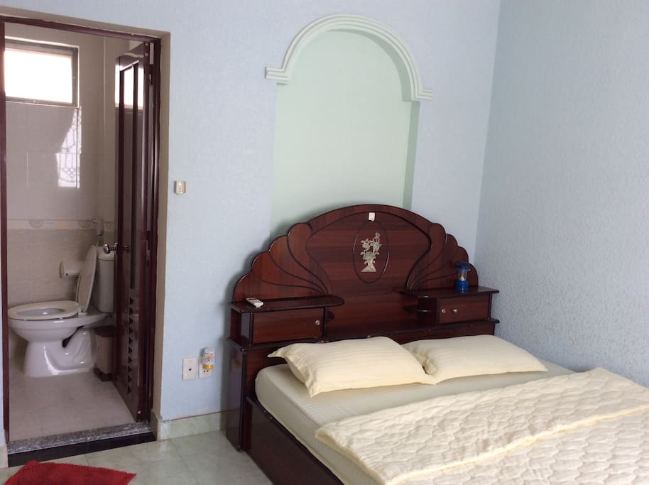ROOM 4O1 - Room with side window and private bathroom (Normal Double room) / also next to Roof terrace