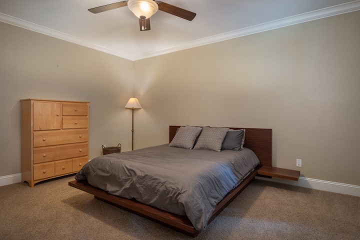 ห้องนอนพร้อมเตียงควีนไซส์