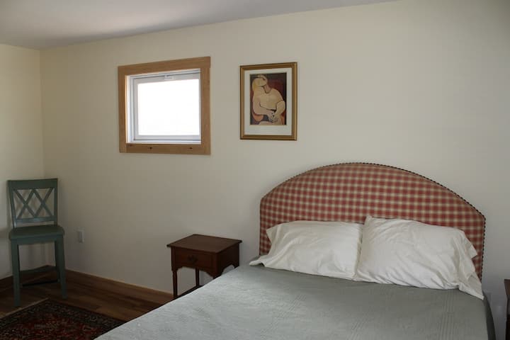 Queen bedroom with full bath and walk in closet has area for sleeper of crib.