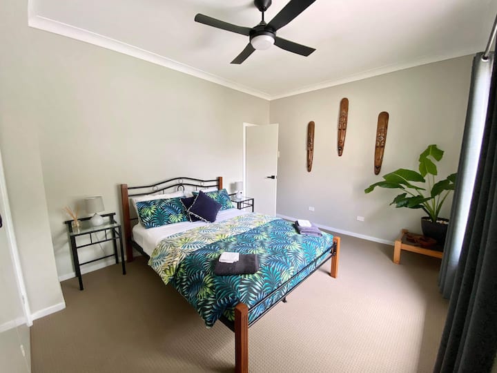 Doppelbett (mind. 1,50 x 2 m)