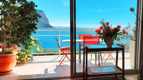 Top performing Airbnb: Charming apartment with exceptional sea views in Cassis
