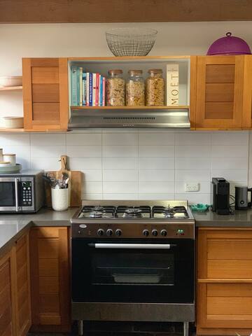 Stylish single storey Family Home near the Beach gallery image 5