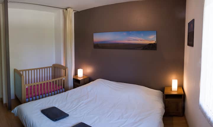 Det grå sovrummet är i konfiguration 1 säng 180 x 200 cm och barnsäng 60 x 100 cm