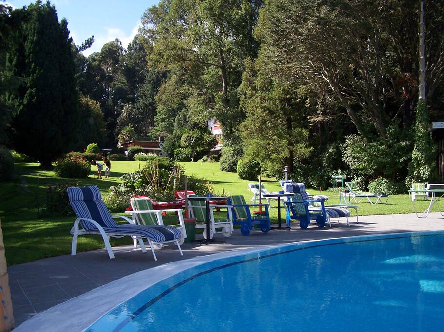 Piscina al aire libre en verano