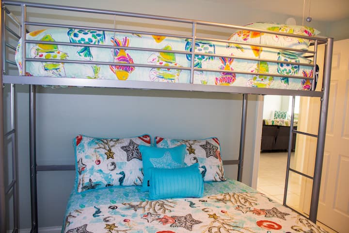 標準雙人牀，上面有雙人牀