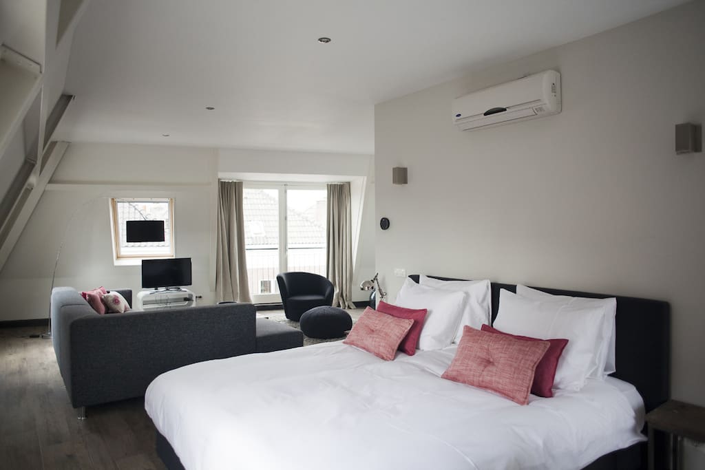 Kingsizebed. Appartement is voorzien van airco.