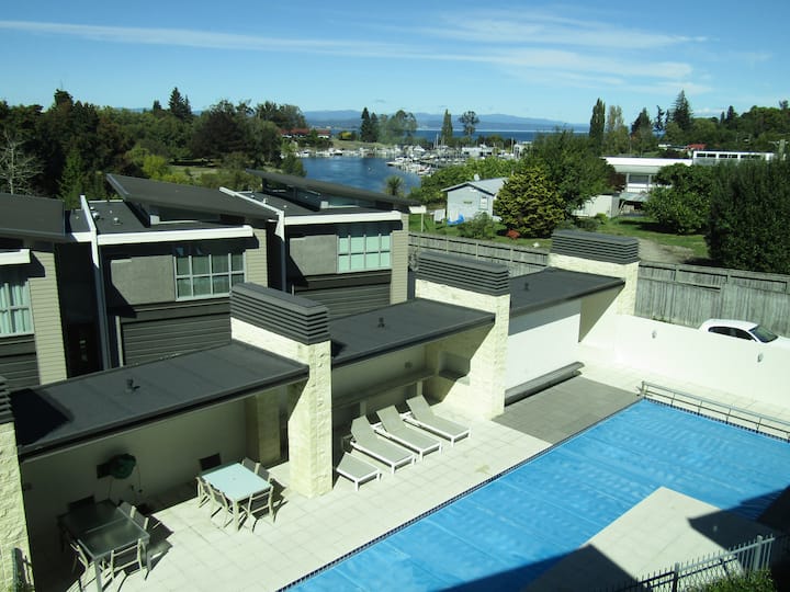 Modern Apartment, Close To Town With Great Views - Taupō