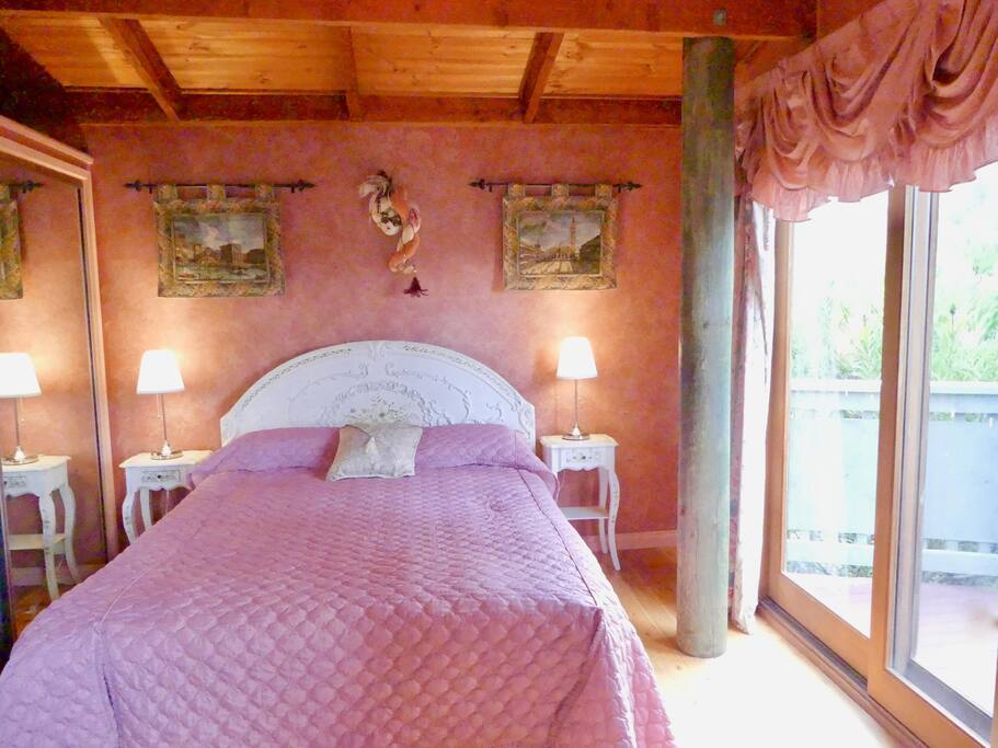 The 'Venetian' Room with Queen bed