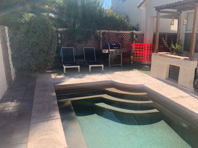 COZY GETAWAY w/Vaulted ceilings -6 miles to strip