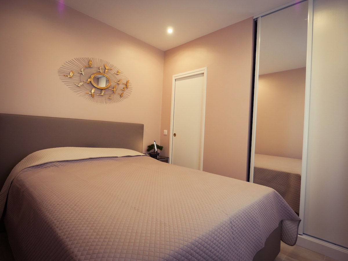 ห้องนอนอิสระพร้อมโถสุขภัณฑ์และตู้เสื้อผ้ากว้างขวาง 