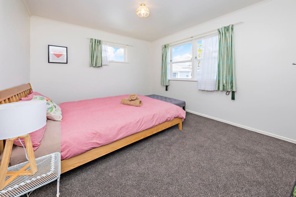 Queen size bedroom