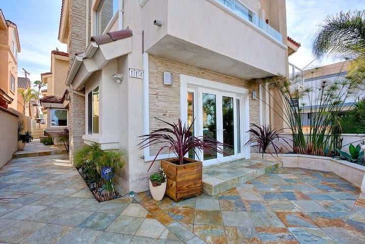 Relax in Contemporary Style Overlooking The Ocean