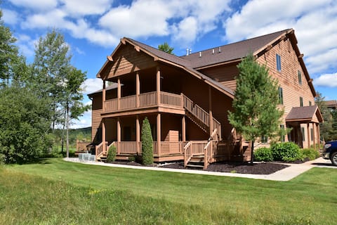 Stunning Knotty Pine Condo at Schuss Mountain