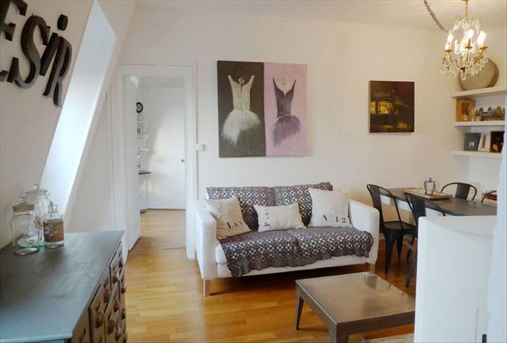 ORCHAMPT - Living room is tastefully decorated