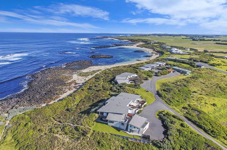 Hearns Beachside Villa 8 gallery image 2