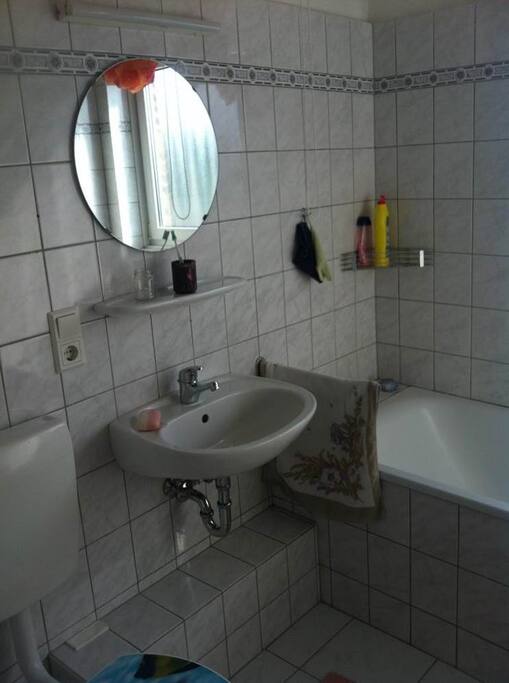 Hier das Bad mit Badewanne und Toilette